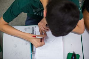 À medida que se prolonga o período sem aulas presenciais, cresce também o debate sobre como as redes devem avaliar os alunos