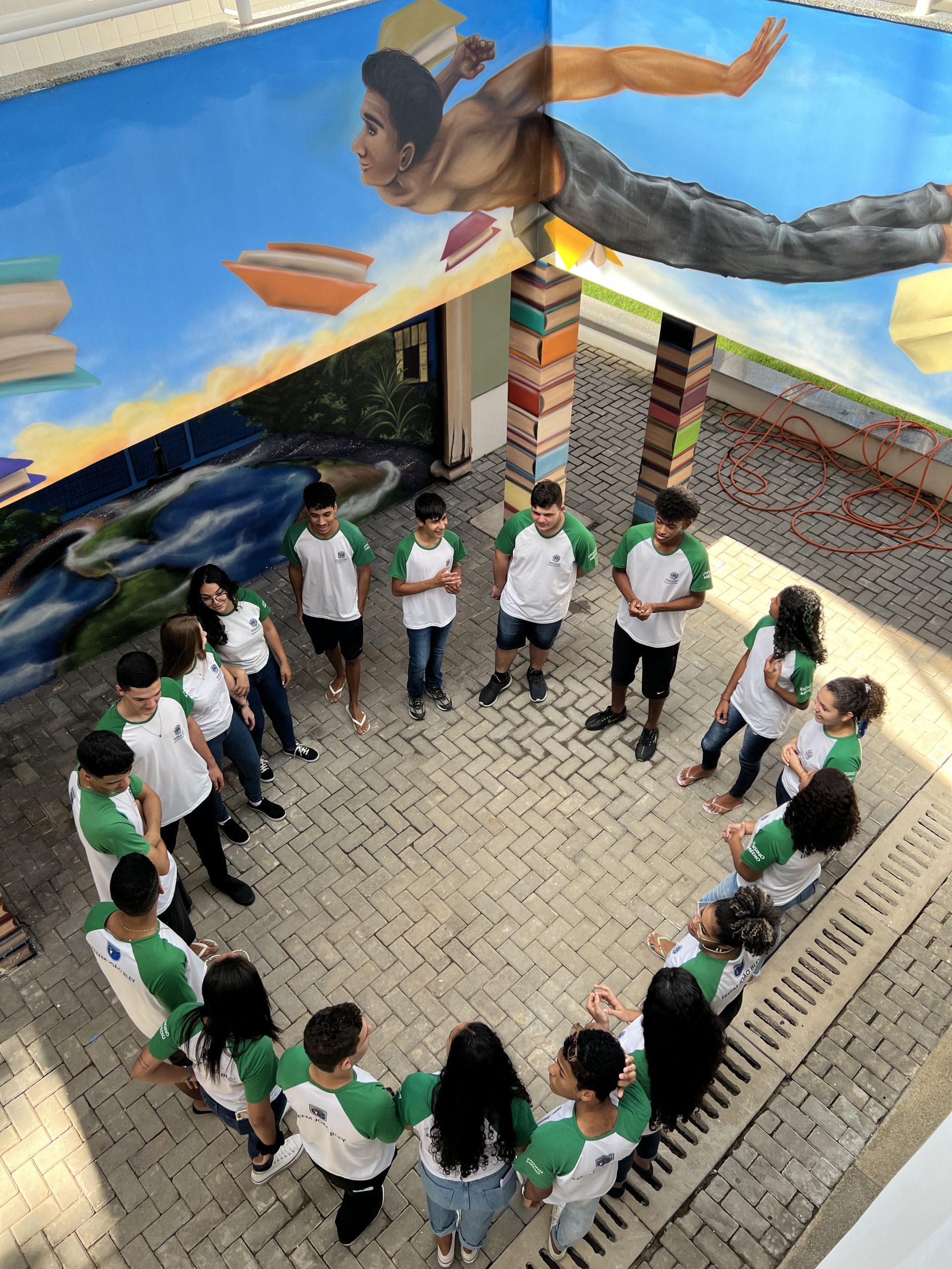 Estudantes adolescente em círculo no pátio da escola. 