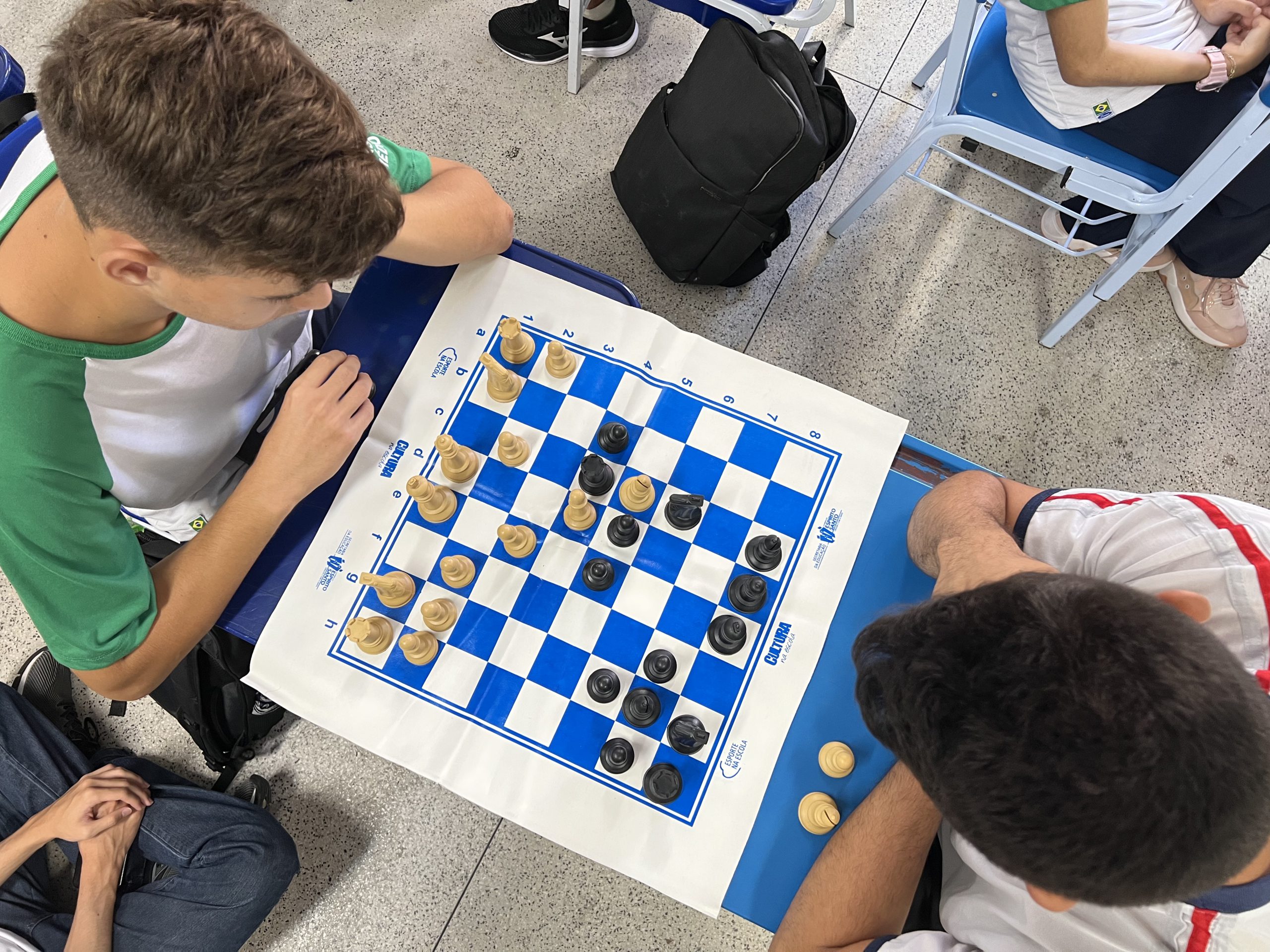 Dois alunos jogando xadrez.